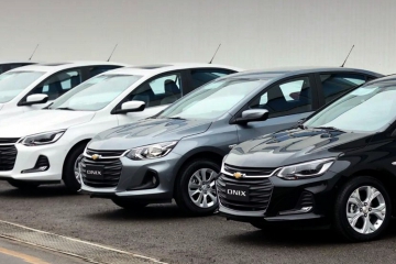 Авторынок Казахстана предлагает неожиданные возможности для автолюбителей: новые иномарки там могут стоить меньше, чем российские Lada! В статье мы сравнили цены и комплектации, разобрали плюсы и минусы каждой модели, а также выяснили, стоит ли везти такие авто в Россию.