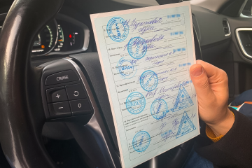 водитель с медицинской справкой в руках 